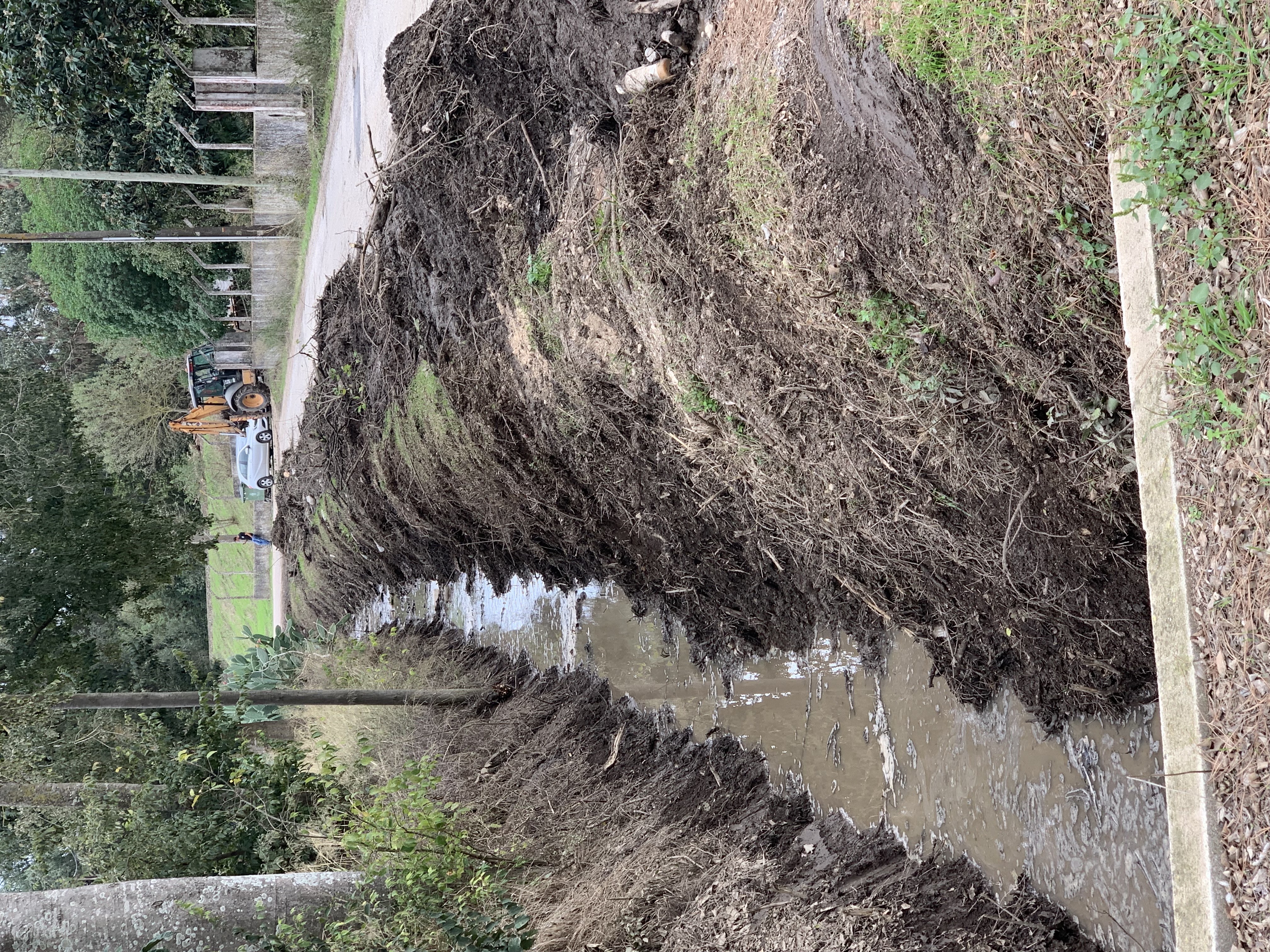 Imagem Limpeza das valetas na EN 3-3 entre Valada e a ETAR em curso